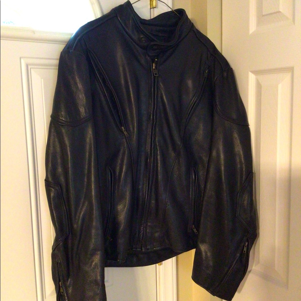 Men’s Leather jacket made in the USA size 44 and like new